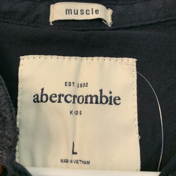 Abercrombie Kids Muscle Long Sleeve Henley in Navy/ logo Spell Out on Sleeve NWT - Picture 4 of 9